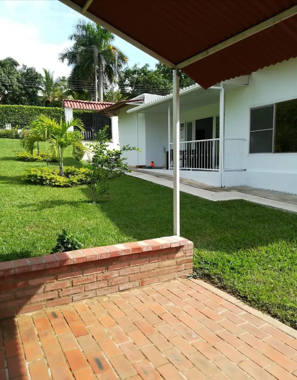 Jardines y acceso peatonal